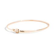 Gioiello bracciale bangle in oro rosa, stile essenziale e versatile ideale per ogni occasione.